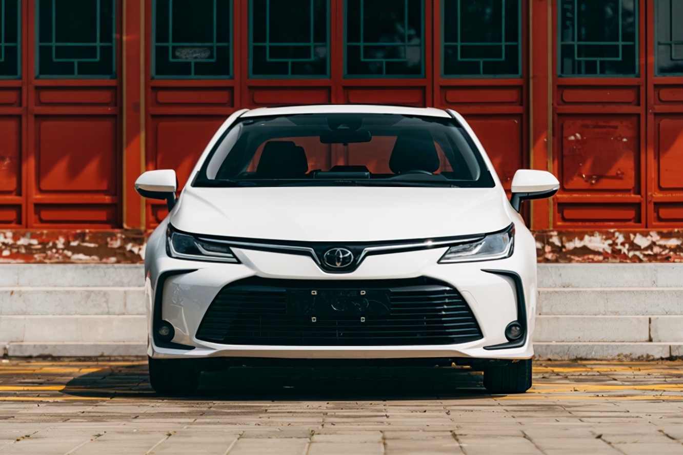 卡罗拉和经典轩逸半斤八两,卡罗拉vs轩逸三大件对比