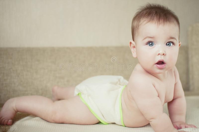 为啥戴着纸尿裤娃身子底下是湿的,夏天带孩子穿纸尿裤