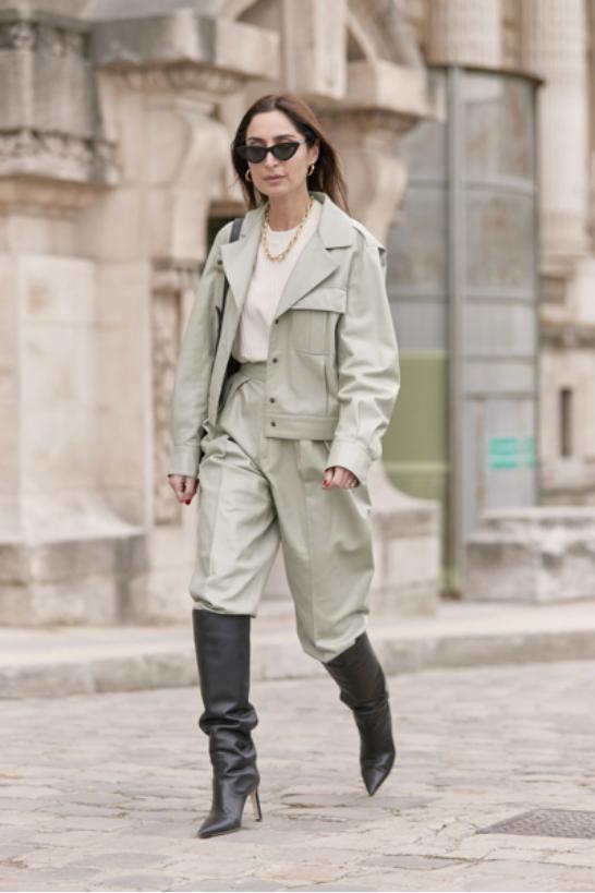 裤脚塞靴子好还是卷起来好,裤脚塞靴子