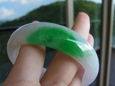 翡翠品种春带彩 (春带彩鱼翡翠挂件)