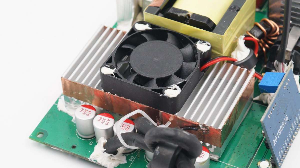 公牛便携式电源拆解,公牛1800w户外电源拆解