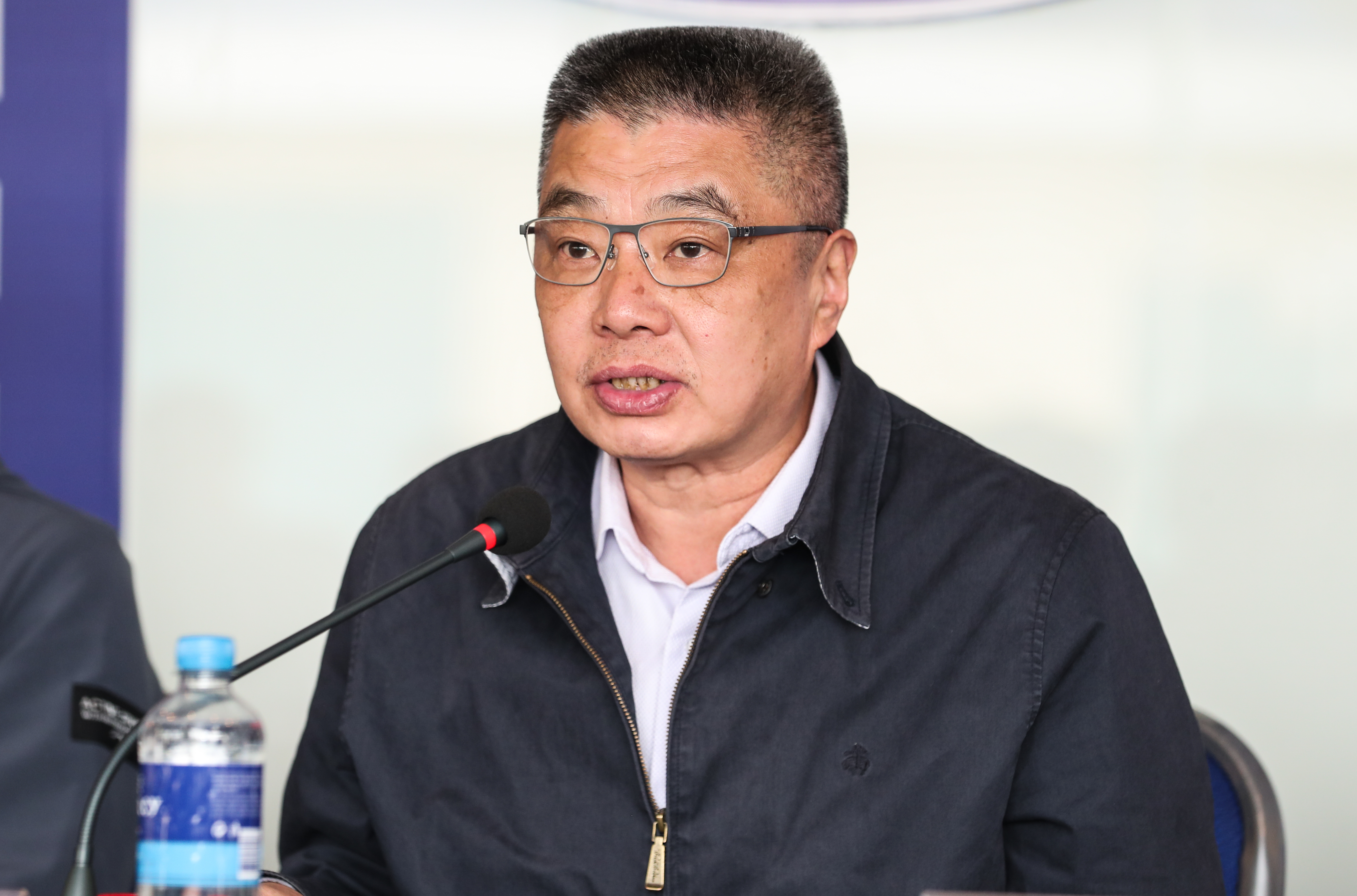 战旗高扬雄鹰奋飞,战旗飘扬斗志昂扬