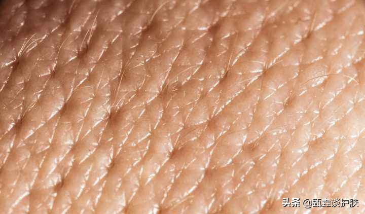 上粉底卡粉浮粉起皮怎么办,涂粉底浮粉起皮