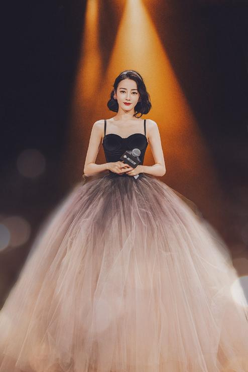 迪丽热巴杨洋荣耀见证礼,迪丽热巴杨洋高甜发布会