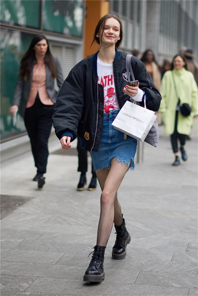 适合矮个子穿的马丁靴百搭款,卡其色马丁靴秋天搭配微胖女