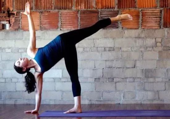 瑜伽坐姿稳不住,瑜伽弓步式站不稳怎么回事