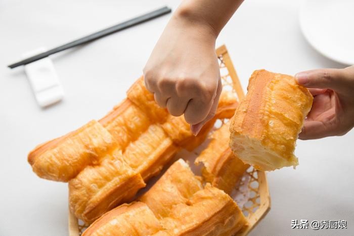 不用油条膨松剂和酵母怎么炸油条,炸油条蓬松的技巧不加泡打粉