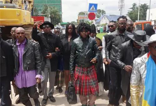 一个虚荣的非洲国家,人人穿名牌像老板一样,实际却住在茅草屋里