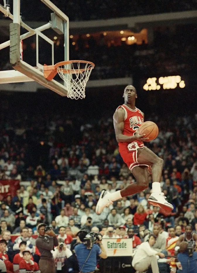 足球和篮球哪个弹跳好,足球和篮球的跑动距离