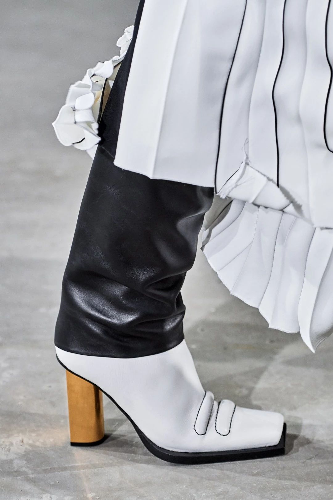 看见今年秋冬必入的第一双靴子，我方了……