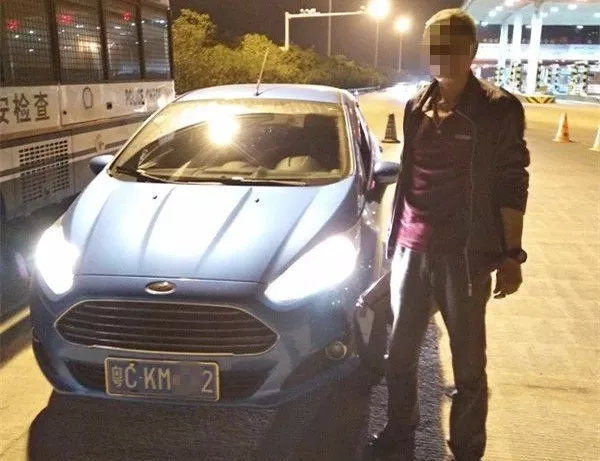 最牛号牌小车一进珠海就被抓！司机当场发朋友圈博点赞…