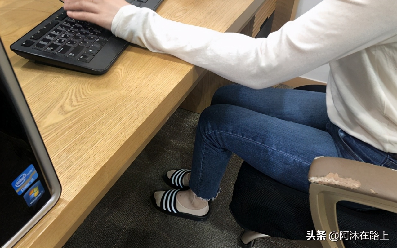 为什么韩国人都爱穿三条杠的拖鞋,韩国人为什么迷恋三道杠拖鞋