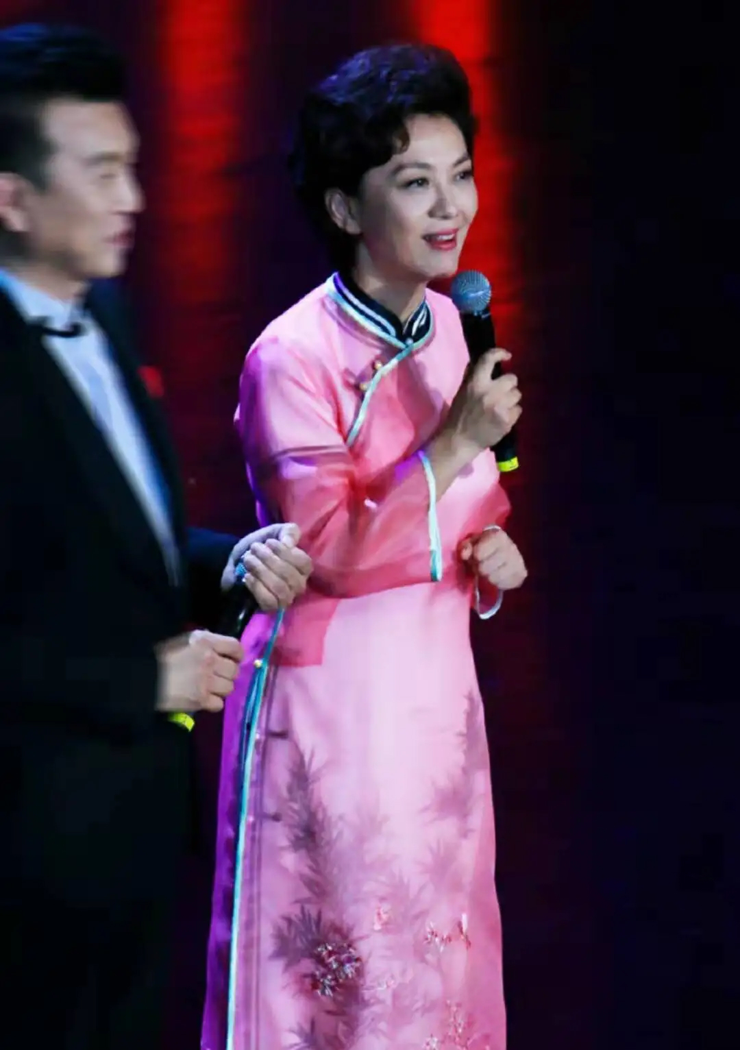 央视海霞西装照片,海霞主持人穿红色西装