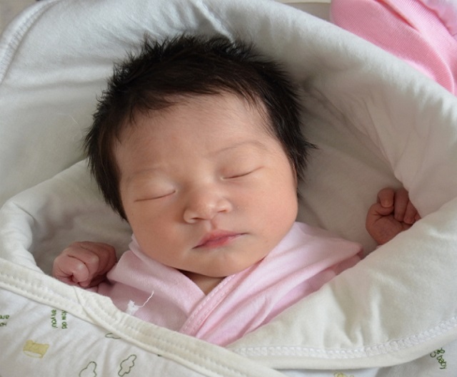 宝宝过早学站立腿不直,婴儿几个月练站不影响腿部发育