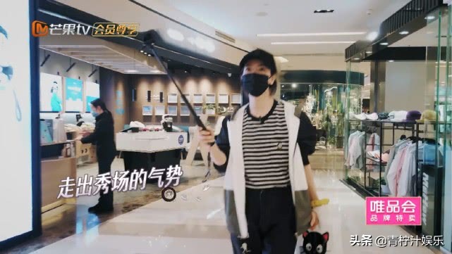 李佳航1岁儿子是个机智boy，徒手挤橙汁，李晟买一块碗89元不嫌贵