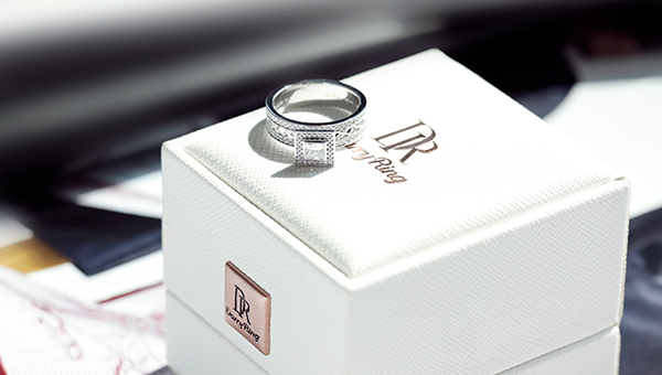 戒指戴在哪个手指上是代表结婚了,结婚戒指戴在哪个手指有讲究吗