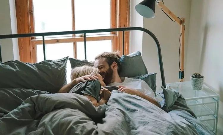 “爸爸,你趴在妈身上干什么呢?你的回答,可能改变孩子的一生