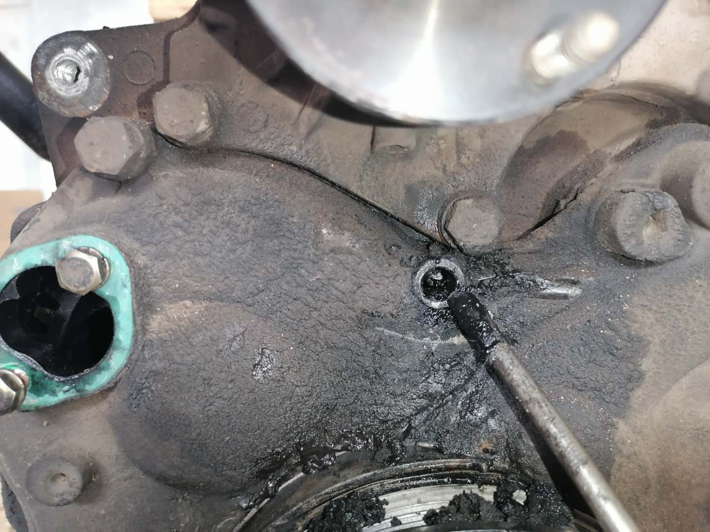 才跑4万公里货车烧机油怎么回事,发动机烧机油活塞发黑