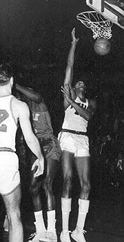 张伯伦被哈登砍37分,张伯伦砍28篮板视频