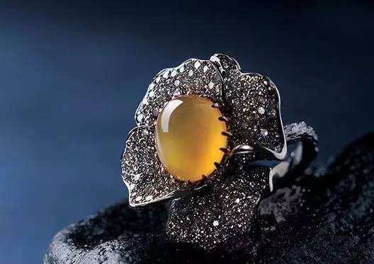 翡翠给人的感觉就像一抹清泉,天然翡翠与众不同美出高级感