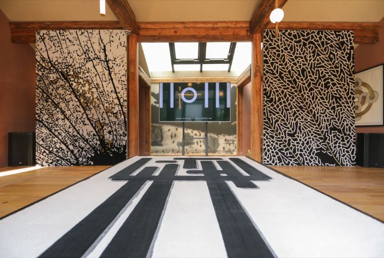 设计师KellyHoppen做客HOUSEOFWANG带着地毯壁纸新品畅聊“无限”