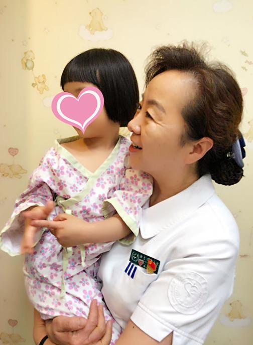 她是患儿们的“提灯人”，也是天使们的“大家长”