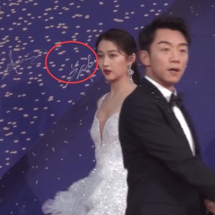 关晓彤的签名值钱吗,关晓彤签名笔