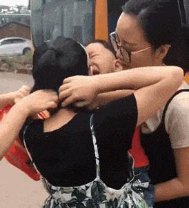 贾玲在沙发上翘二郎腿搞笑图片,贾玲跷二郎腿动图下载