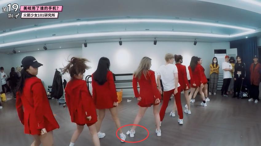 火箭少女舞蹈室跳舞,火箭少女舞蹈练习室眉飞色舞