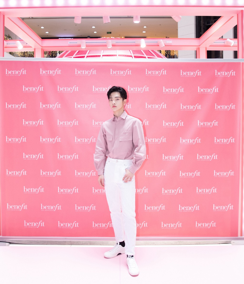 周震南是来搞笑的吗？穿棕色夹克配条纹裤，短靴鞋尖都翘到膝盖了