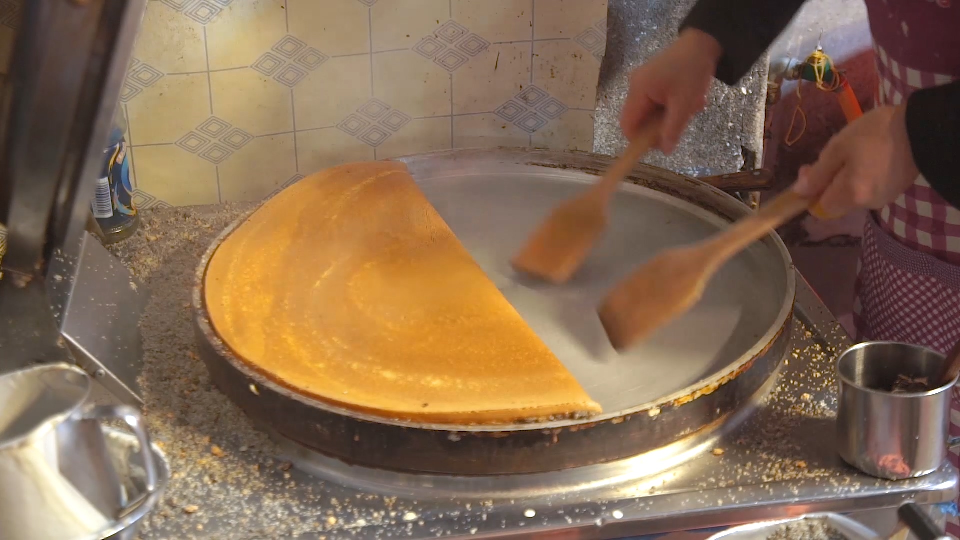 开了二十多年的店，一块满煎糕成就甜美的记忆，每天可以做几百锅
