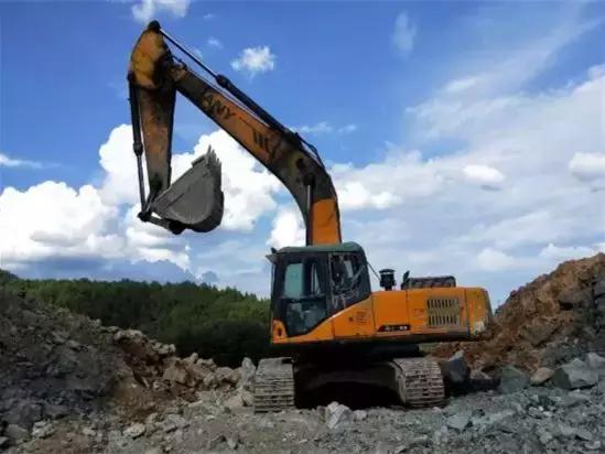 他的挖掘机干了16年，一年要挣40万；而他用一台赚6台