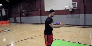 新手篮球投篮时怎么抓球,篮球新手怎么投篮命中率高