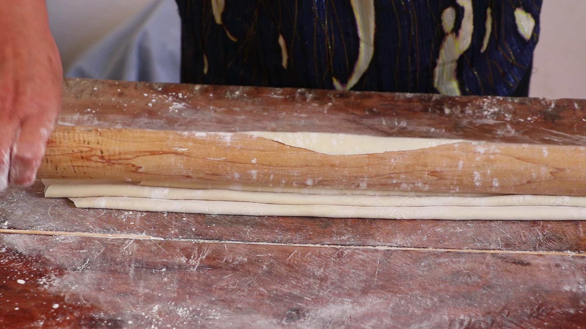 手擀面面条和面的正确配方,手擀面条怎样和面筋道商用