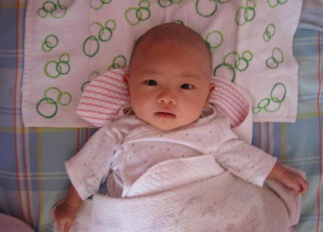 婴儿头发浓密和稀少的原因,宝宝出生头发浓密后面变稀少