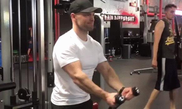 如何把肩部的三角肌练出来,如何锻炼三角肌让肩膀肌肉凸显