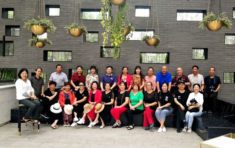 绿意绕绕一路行