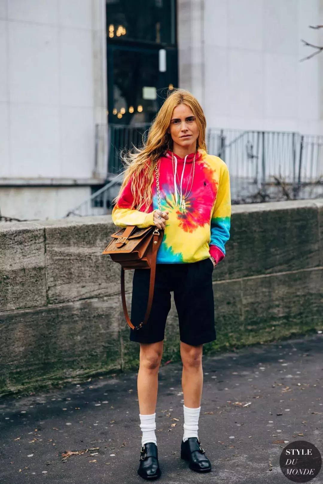 别再露脚踝了今年露袜才是王道,今年流行的露袜穿搭你知道吗