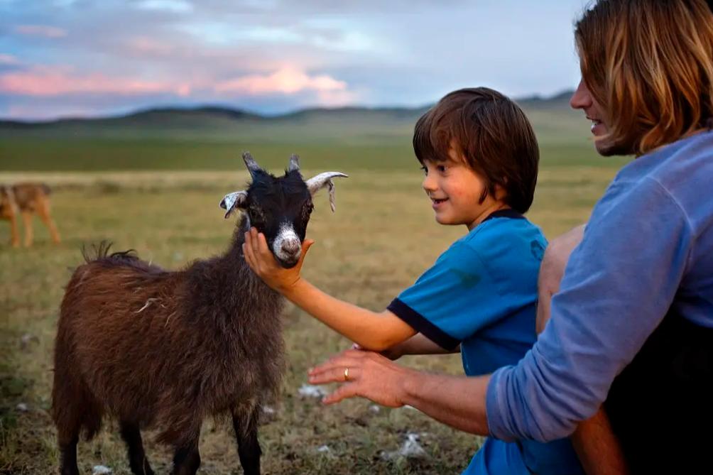 爸爸带着自闭症儿子走过千山万水,爸爸带自闭症孩子去幼儿园