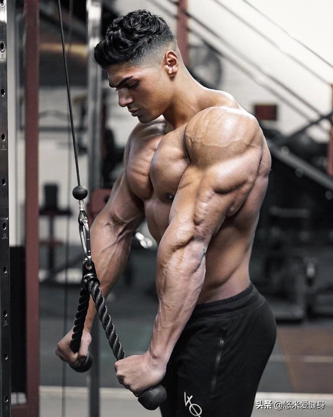 肱二头肌训练动作无器械麒麟臂,大臂内侧肱三头肌怎么练