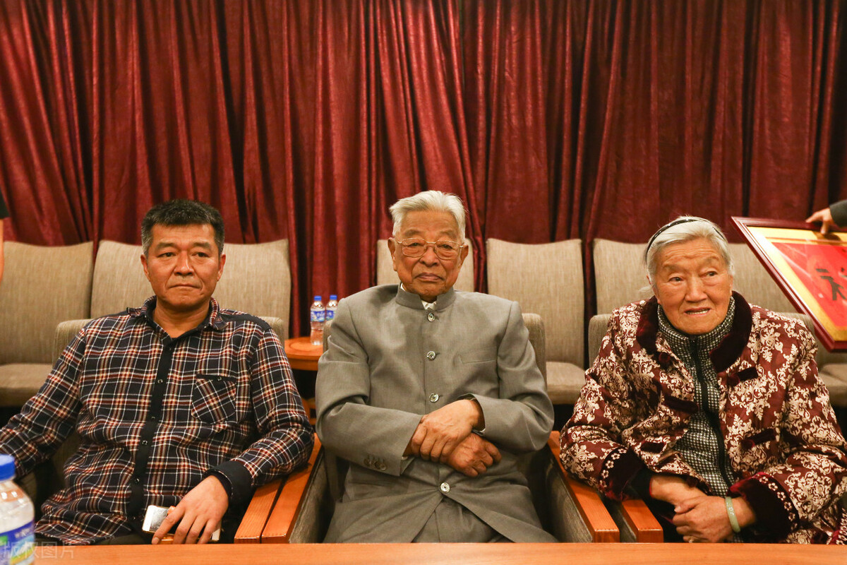 褚橙创始人褚时健在褚橙果园,褚橙集团现状