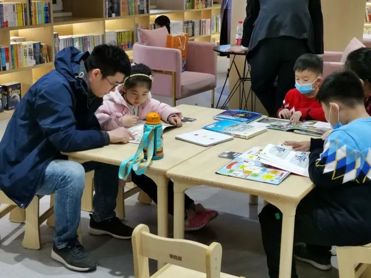 九力国际教育综合体夜景,九力国际教育综合体广告