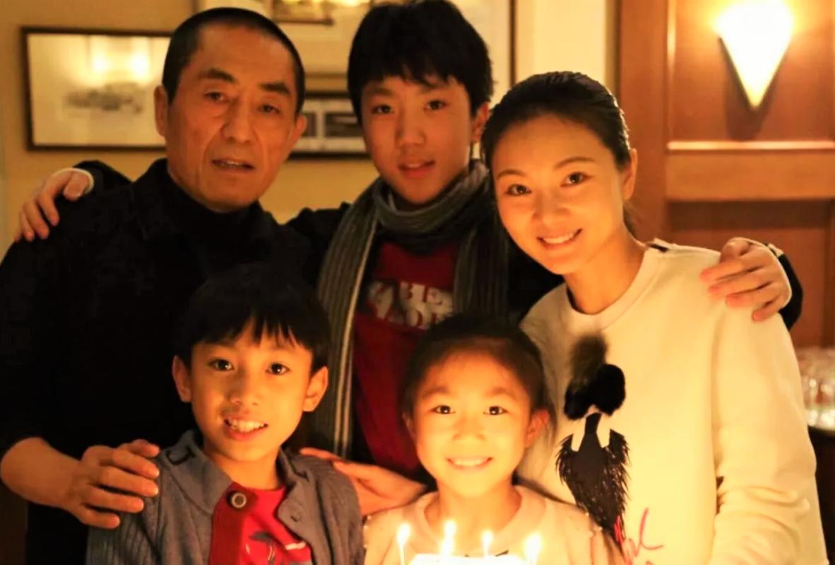 她生在棚户区，19嫁50岁张艺谋连生3子，今38岁贵气十足超巩俐