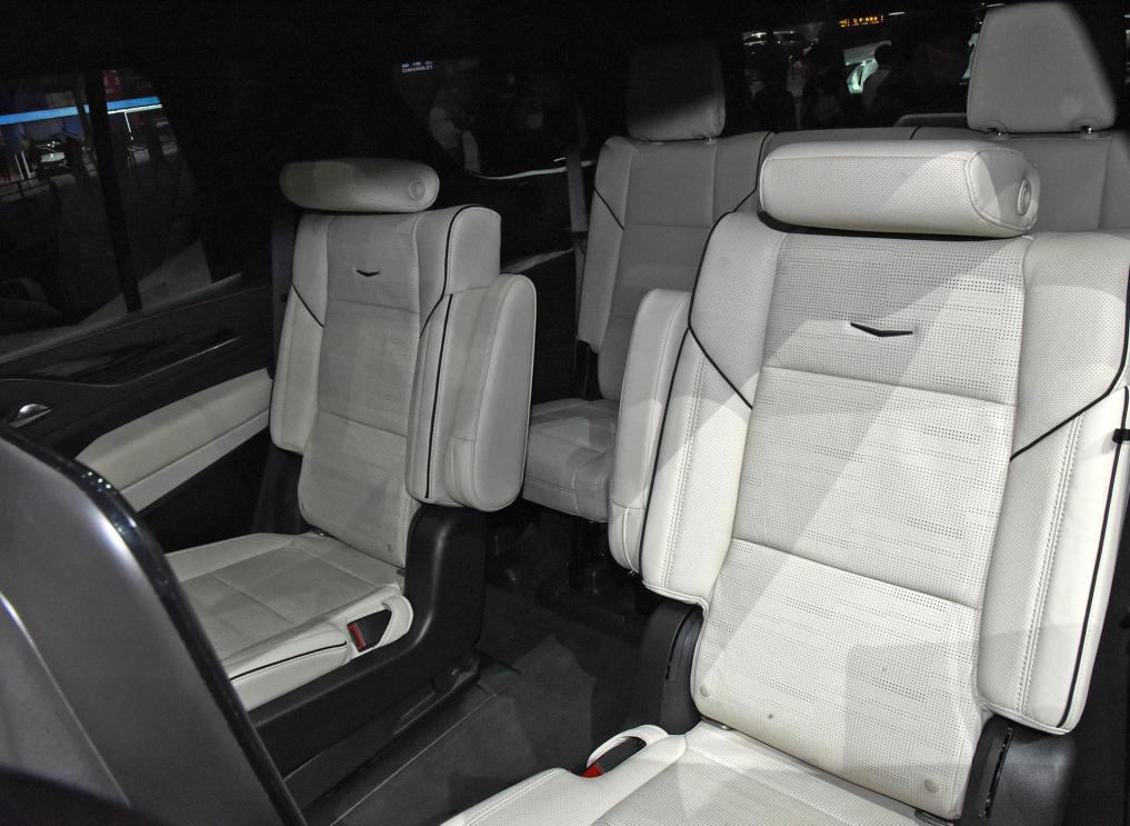 “浴皇大帝”凯雷德运动版，气场不比揽胜差，车长近5.4m+623N·m