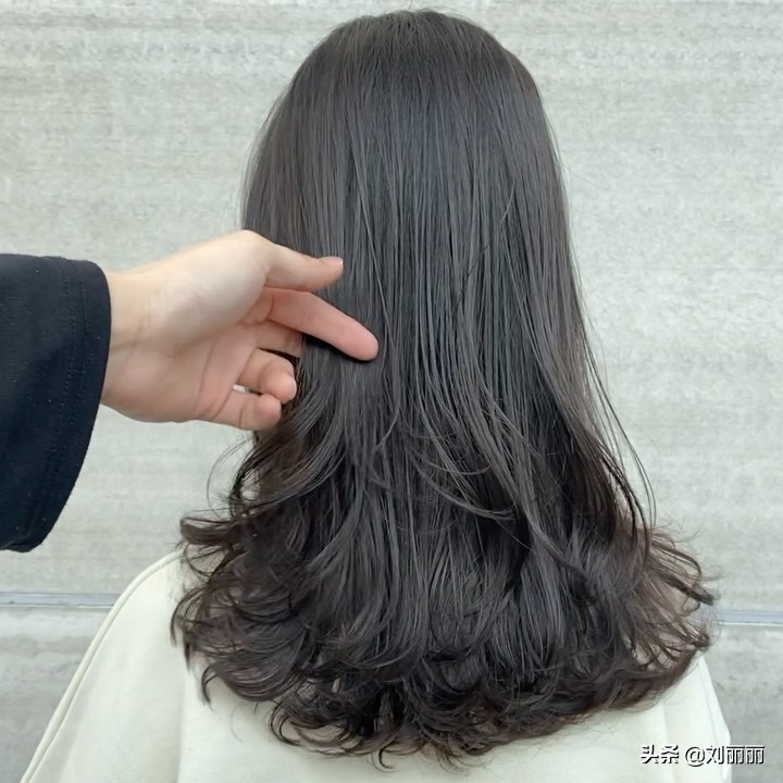 今年最流行羊毛卷中短发卷发,短发卷发推荐发量少羊毛卷