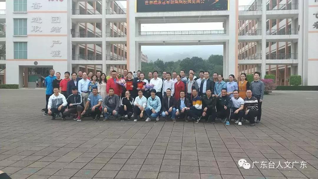 世界蹼泳冠军,世界游泳冠军去海里