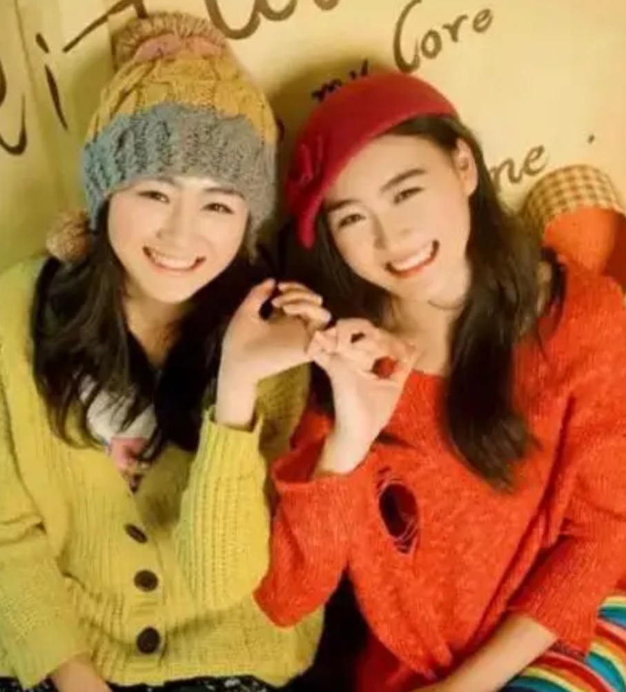 两女地铁站劈叉曝真实身份,同分考入戏剧学院,背后有高人指点?