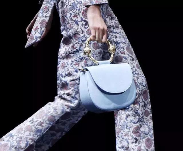 ep雅莹走秀2019,ep雅莹黑裙子