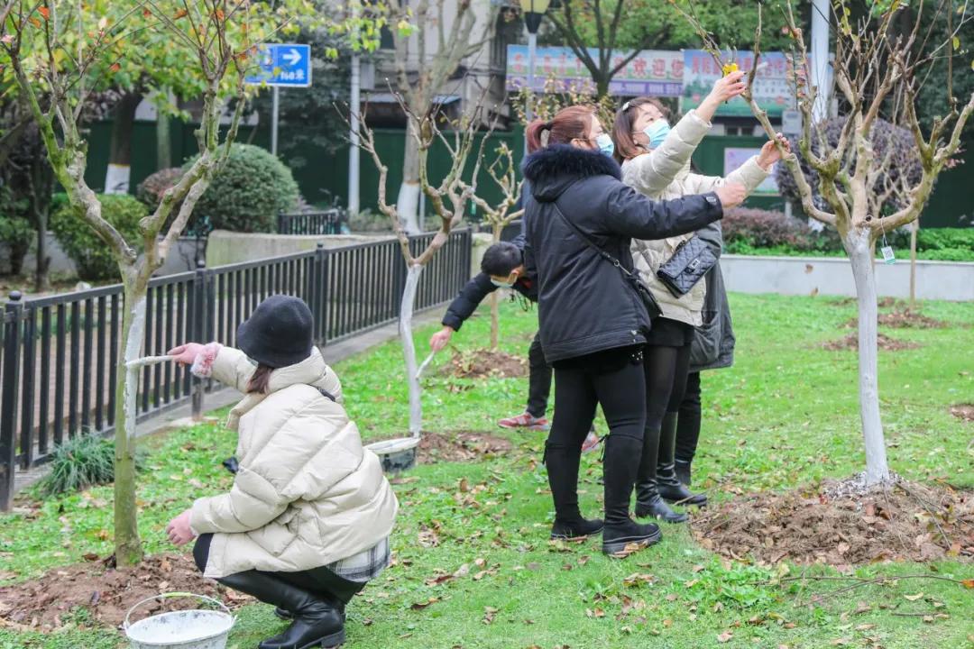 会玩！公园空降一批“暖宝宝”，只为给“老铁”暖暖心