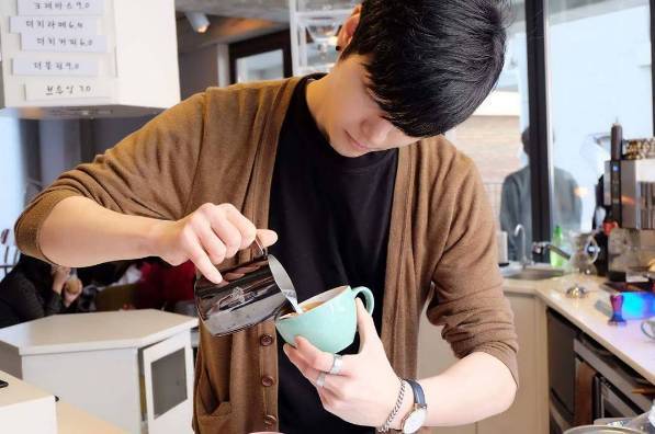 啊啊啊！喝咖啡时，我竟不小心“喝”了一幅名画？！